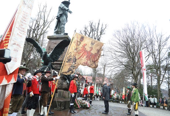 Erster Akt der Landesgedenkfeier: Kranzniederlegung am Andreas-Hofer-Denkmal am Bergisel (Foto: Land Tirol/Frischauf Bild)  