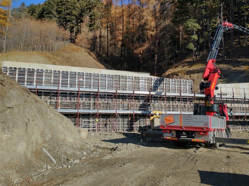 La costruzione del bacino di trattenuta nel corso medio del rio Tarces, per conto dell'Ufficio sistemazione bacini montani Ovest, consente la messa in sicurezza dalle inondazioni del paese di Tarces (Foto: ASP/Ufficio sistemazione bacini montani Ovest)