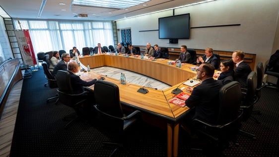 Al centro dei colloqui vi erano l'Autonomia dell'Alto Adige, la tutela delle minoranze e le radici linguistiche e culturali comuni nell'area germanofona. Il presidente Kompatscher ha fornito agli ospiti una panoramica della riforma dell'Autonomia in corso e degli attuali sviluppi e sfide politiche. (Foto: USP/Fabio Brucculeri)
