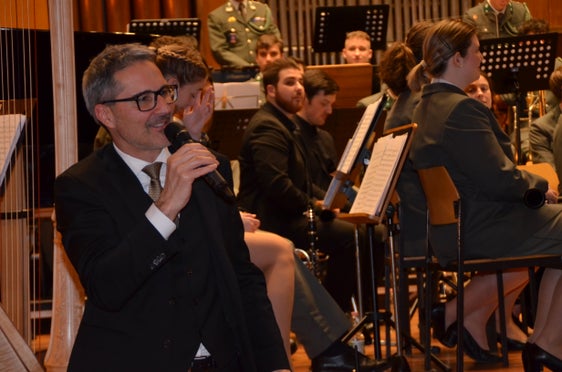 Entusiasta della Militärmusik della Bassa Austria, che era a disposizione dei partecipanti alla masterclass come “strumento”: il presidente della Provincia Arno Kompatscher (foto: USP/Stephan Niederegger/VSM)