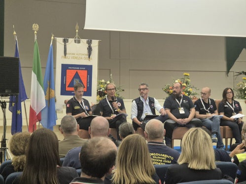 Il direttore dell'Agenzia per la Protezione civile Klaus Unterweger (secondo da sinistra) durante la tavola rotonda dell'incontro interregionale svoltosi nelle giornate del 3 e 4 ottobre a Gemona del Friuli. (Foto: USP/Agenzia per la Protezione civile)