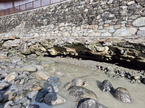 L’Ufficio Sistemazione bacini montani sud dell’Agenzia per la Protezione civile sta lavorando a Lagundo al rafforzamento della protezione da inondazioni dell’Adige. (Foto: USP/Ufficio Sistemazione bacini montani sud dell’Agenzia per la Protezione civile)