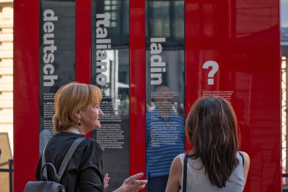 Nel corso della mattinata, in molti hanno già sperimentato la visita guidata del Percorso dell'Autonomia: un'occasione per apprendere il significato del secondo Statuto di autonomia per l'Alto Adige. (Foto: ASP/Greta Stuefer) 