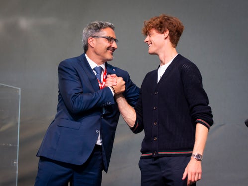 Il saluto caloroso tra il presidente Arno Kompatscher e il numero uno del tennis mondiale Jannik Sinner.  Jannik rappresenta un modello per molti altoatesini e tanti ragazzi, grazie al suo spirito sempre positivo e la sua grandissima dedizione al lavoro”, ha detto Kompatscher durante il suo saluto al campione altoatesino. (Foto: ASP/Fabio Brucculeri)