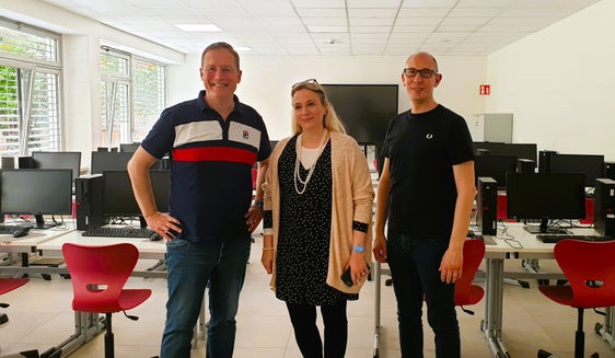 Besichtigten das Ergebnis der Arbeiten (von links): Landesrat Massimo Bessone, Schuldirektorin Chiara Nocentini und Luca Carmignola, Direktor des Landesamts für Gebäudeverwaltung. (Foto: LPA)