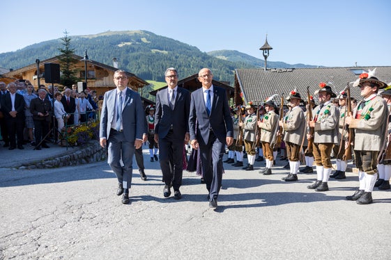 I presidenti (da sinistra) Fugatti, Kompatscher e Mattle passano in rassegna gli Schützen nel corso del ricevimento tradizionale organizzato dalla compagnia di Alpbach. (Foto: Land Tirol/Sedlak)