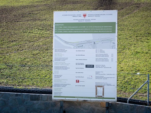 La Provincia autonoma di Bolzano ha investito complessivamente circa 1,55 milioni di euro in questo progetto edilizio. Il contributo del Comune di Renon per gli interventi di sua competenza ammonta a 50.000 euro. Quest’ultimo ha inoltre realizzato le infrastrutture per la nuova zona industriale di Auna di Sotto Ovest. La Provincia ha inoltre reso le due fermate dell’autobus lungo questo tratto stradale più accessibili agli utenti, ha realizzato un attraversamento pedonale illuminato e ha provveduto al drenaggio della strada. (Foto: USP/Fabio Brucculeri)