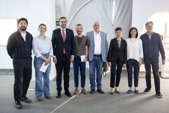 L’arte contemporanea apre il Festival “Quo Vadis?” al Centro Trevi/Trevilab di Bolzano. Da sinistra: Edson Luli (artista autore delle opere in mostra), Amanda Filippi (direzione generale lasecondaluna), Marco Galateo (vicepresidente e assessore alla Cultura italiana), Nicolò Faccenda (direzione artistica lasecondaluna), Tritan Myftiu (assessore comunale di Bolzano), Donatella Ricchetto (direttrice Ufficio Bilinguismo e lingue straniere), Maria Mattei (referente CEDOCS per gli eventi del Festival) e Franco Gaggia (presidente CEDOCS). (Foto: USP/Anna Cerrato)