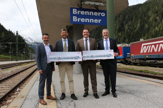 Traffico ferroviario: da sinistra a destra il direttore generale della Sta Joachim Dejaco, l'assessore provinciale alla mobilità altoatesino Daniel Alfreider, l'assessore alla mobilità tirolese René Zumtobel e Werner Dilitz dell'Öbb (Foto: Ufficio stampa Land Tirol)