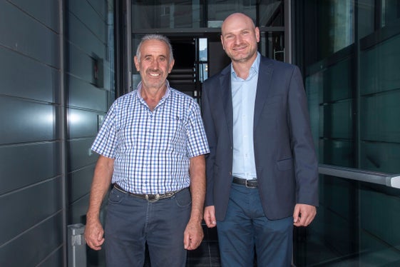 Peter Anton Regele (a sinistra) con il direttore dell'Ufficio Sistemazione bacini montani est, Michael Baumgartner: il primo può vantare più anni di servizio nel settore provinciale dei Bacini montani di quanti siano gli anni di vita del secondo. (Foto: USP/Othmar Seehauser)