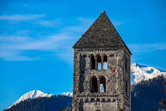 Immagine del mese di aprile 2026: Malles e sullo sfondo l'Ortles e il Gran Zebrù. (Foto: USP/Martin Geier)