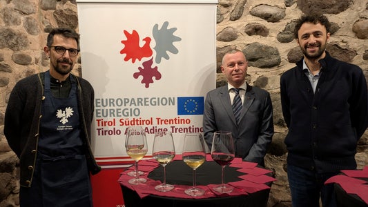 Ospiti e relatori de L'Euregio in 5 calici: (da sinistra) il sommelier Tommaso Iori, il segretario generale dell'Euregio Christoph von Ach e Marco Odorizzi, direttore della Fondazione Alcide De Gasperi (Foto: Euregio)