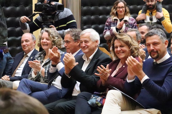 Bei der Feierstunde 50 Jahre Ladinisches Schulamt (von links): ehemaliger (von 1992 bis 2008) Schulamtsleiter Roland Verra, ehemalige Schulamtsleiterin Edith Ploner und ihr Nachfolger Schulamtsleiter Heinrich Videsott, ehemaliger Landesrat Florian Mussner, Landesrätin Rosmarie Pamer, Landesrat Daniel Alfreider. (Foto: LPA/Maja Clara)