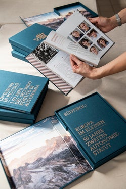 Die Festschrift 50 Jahre Zweites Autonomiestatut beleuchtet die Autonomie in ihren verschiedenen Facetten. (Foto: LPA/Ivo Corrà)