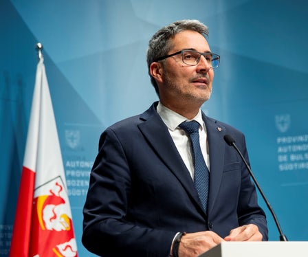 Gemeinden würden derzeit stark investieren, sagte heute Landeshauptmann Kompatscher, die beschlossenen Zusatzmittel und die Vereinfachungen hätten das Ziel, Projekte zu ermöglichen und beschleunigen, die mit EU-Mitteln aus dem Aufbauplan (Pnrr) finanziert werden, um diese Förderung nicht zu verlieren. (Foto: LPA/Fabio Brucculeri)