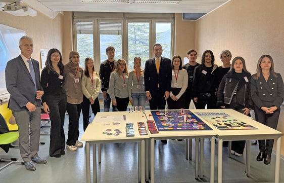 Präsentation des Projekts "Play Storm": Schülerinnen und Schüler sowie Lehrpersonen mit Bildungslandesrat Marco Galateo (Bildmitte) am IISS Battisti. (Foto: LPA)