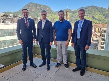 Neue Führung des Südtiroler Wirtschaftsringes tauscht sich mit Landesräten über aktuelle wirtschaftspolitische Themen aus (von links): Landesrat Marco Galateo, SWREA-Präsident Lukas Brunner, SWREA-Vizepräsident Michael Kaufmann, Landesrat Luis Walcher. (Foto: LPA/Ressort Italienische Bildung und Kultur, Wirtschaftliche Entwicklung/Claudio Degasperi)
 

