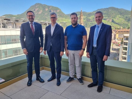 Un dialogo costruttivo sull'economia e le prospettive in provincia di Bolzano. Nella foto (da sinistra) il vicepresidente e assessore allo Sviluppo economico Marco Galateo, il presidente di SWR-EA Lukas Brunner, il suo vice, Michael Kaufmann, e l'assessore provinciale all'Agricoltura, Foreste e Turismo Luis Walcher. (Foto: USP) 