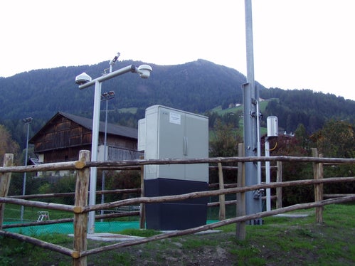 Mit dem internationalen Projekt, an dem auch das Landesamt für Meteorologie und Lawinenwarnung beteiligt sein wird, soll unter anderem das häufige Auftreten von Gewittern in den Sarntaler Alpen untersucht werden; im Bild die Wetterstation in Sarnthein. (Foto: LPA/Landesamt für Meteorologie und Lawinenwarnung in der Agentur für Bevölkerungsschutz)