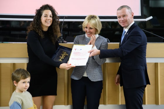 Die gestern Abend ausgezeichnete Agronomin Maria Flavia Salvatierra, die mobile Hühnerställe für die Weidehaltung von Legehennen in Weinbergen errichten will (Foto: Trentino Sviluppo)