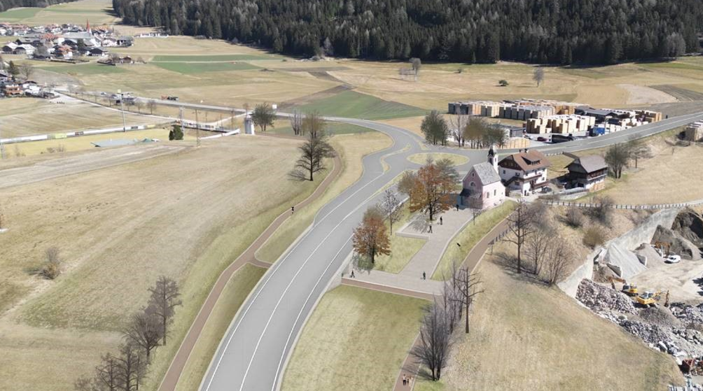 La rotatoria con bypass progettata all'incrocio della strada statale della Val Pusteria con la strada provinciale di Anterselva, che creerà uno spazio aperto e un punto di incontro per i cittadini presso la chiesetta esistente. (Rendering: Ripartizione provinciale Costruzioni)