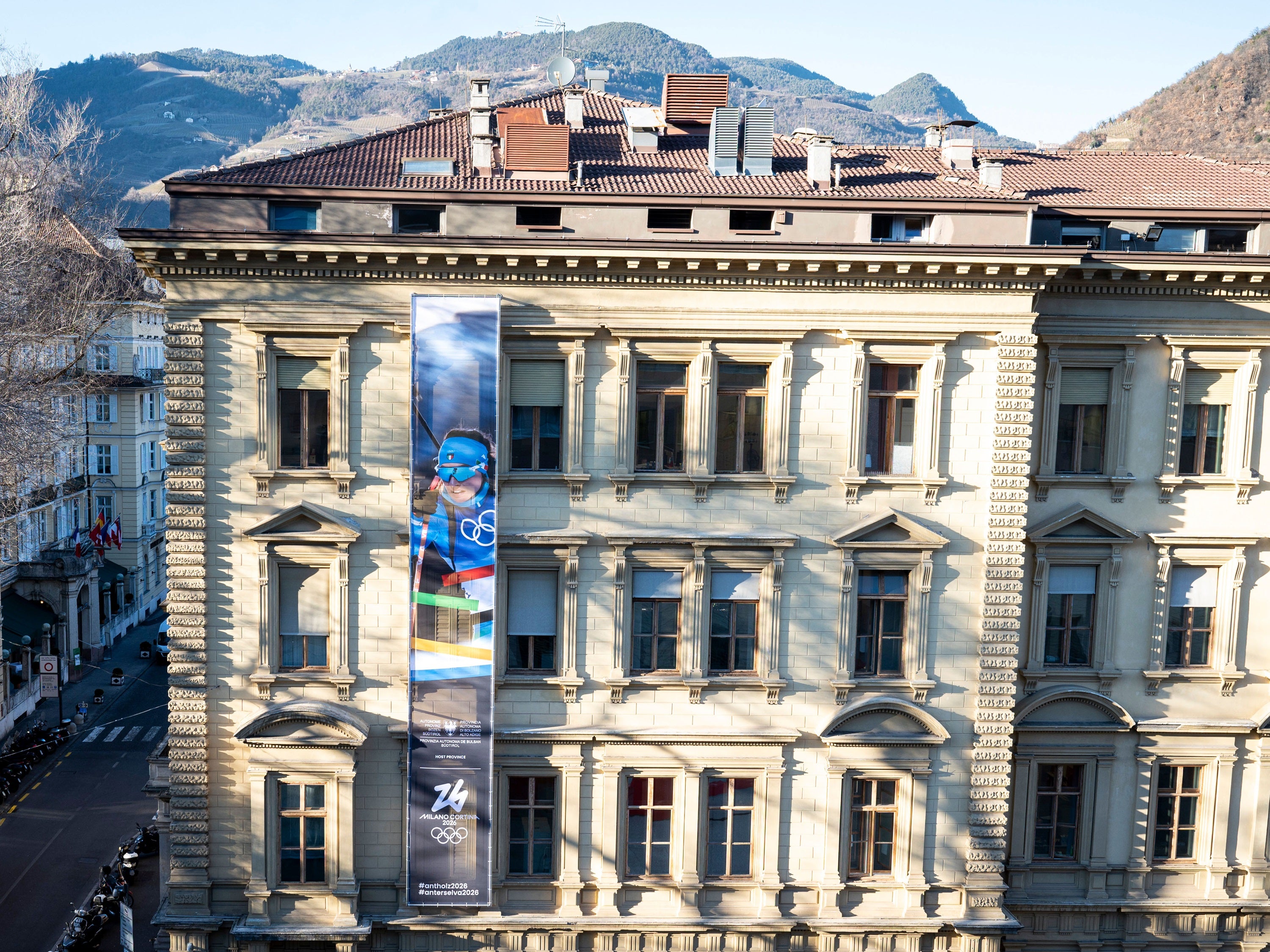 Uno striscione per le Olimpiadi: dal 3 febbraio, uno striscione fa bella mostra sulla facciata di Palazzo Widmann, ricordando che tra un anno in Alto Adige faranno capolino i Giochi olimpici invernali del 2026. (Foto: USP/Fabio Brucculeri)