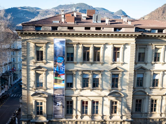 Uno striscione per le Olimpiadi: dal 3 febbraio, uno striscione fa bella mostra sulla facciata di Palazzo Widmann, ricordando che tra un anno in Alto Adige faranno capolino i Giochi olimpici invernali del 2026. (Foto: USP/Fabio Brucculeri)