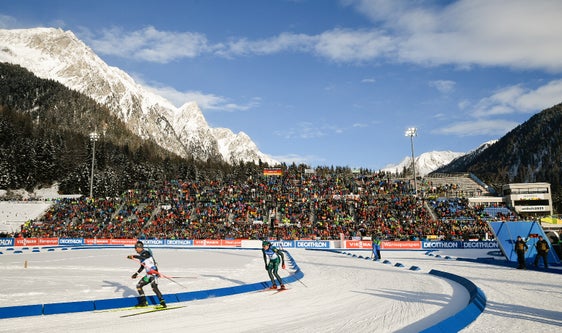 Migliaia di appassionati hanno assiepato la Südtirol Arena di Anterselva, già pronta per i Giochi olimpici invernali del 2026, in occasione delle gare di Coppa del mondo di questo weekend (Foto: Comitato Coppa del Mondo Biathlon Anterselva)