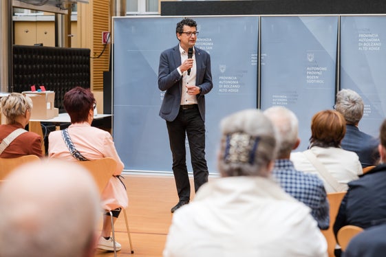 Le neopensionate e i neopensionati sono stati salutati in quattro distinte cerimonie moderate dal direttore&nbsp;dell'Ufficio sviluppo personale Günter Sölva. (Foto: USP/Bernhard Aichner)