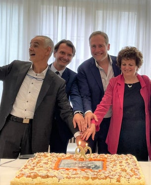 La torta celebrativa per i 90 anni dell'istituto bolzano. Nella foto (da sx): il dirigente Marino Saltuari, il sovrintendente Vincenzo Gullotta, l'assessore Massimo Bessone e Ivana Bertagnolli, dirigente del convitto fino al 2018. (Foto: ASP) 