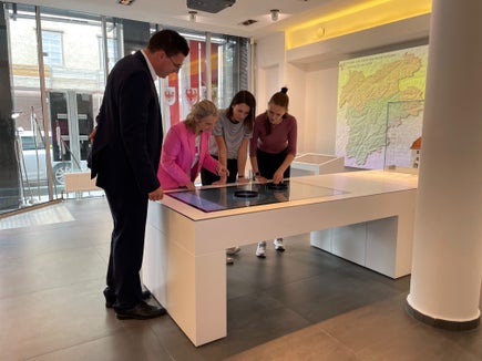 Matthias Fink, Vertreter des Landes Tirol im Generalsekretariat der Euregio, führt Interessierte durch den Euregio-Infopoint in Innsbruck. (Foto: Euregio)