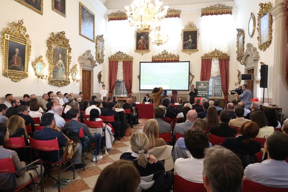 Bei der ANSFISA-Tagung zur Sicherheit von Bahn, Straßen und öffentlichem Verkehr in Bozen diskutierten unter anderem ANSFISA-Direktor Domenico Capomolla, Unterstaatssekretär Alessandro Morelli, Landeshauptmann Arno Kompatscher und Landesrat Daniel Alfreider über Sicherheit, Investitionen und nachhaltige Mobilitätsinfrastrukturen. (Foto: LPA/Ingo Dejaco)