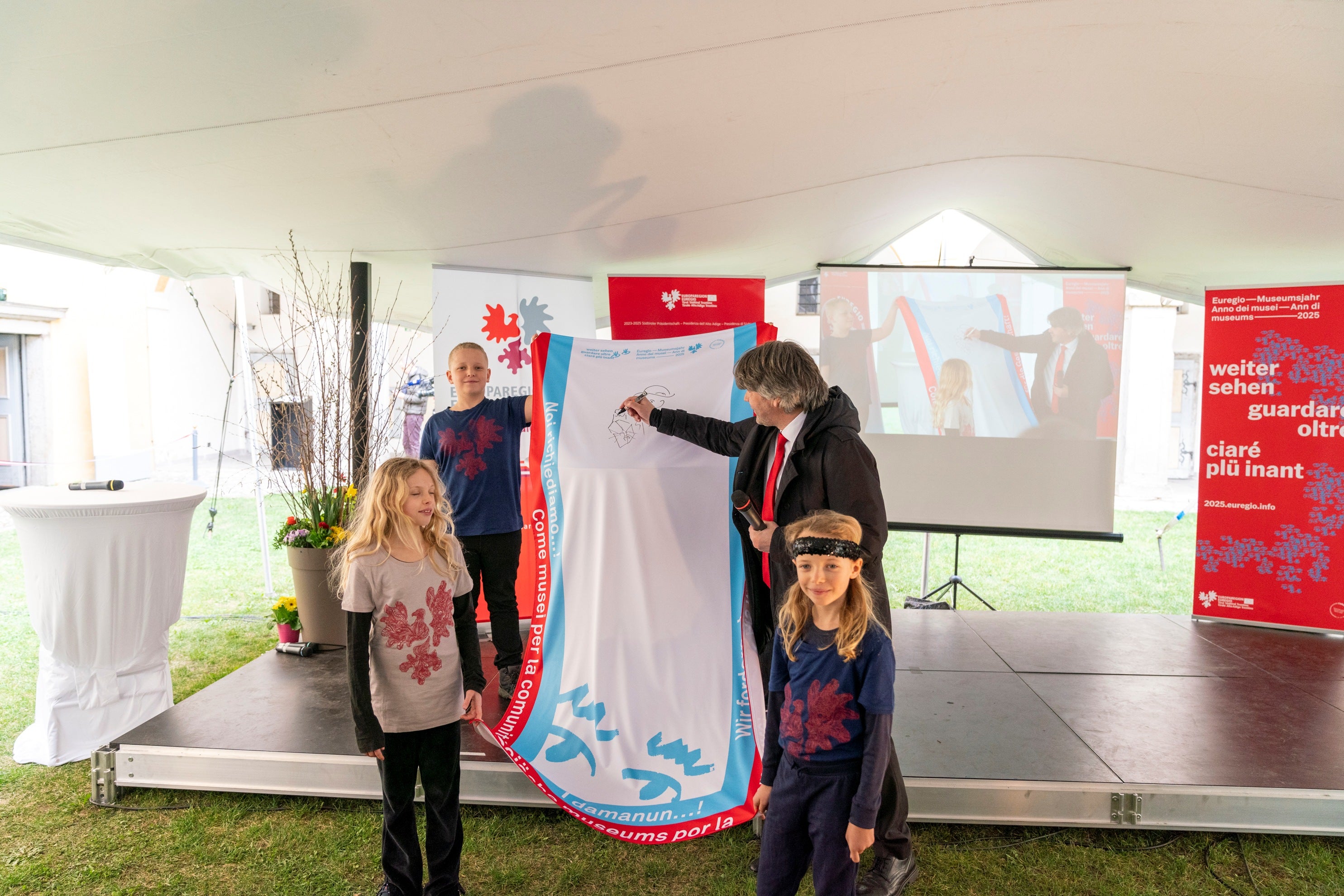 Giaurida dl Ann di Museums ai 29 de merz dl 2025: l diretëur dla Hofburg de Persenon Peter Schwienbacher lascia la prima fusties sun la bandiera itineranta dl Ann di Museum. (Foto: USP/Daniel von Johnston)