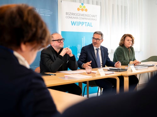 Preparare nuovi percorsi insieme alla Giunta provinciale: il presidente della Comunità comprensoriale Alta Valle Isarco Martin Alber (nella foto il primo da sinistra) con il presidente Arno Kompatscher e l'assessora provinciale Rosmarie Pamer alla conferenza stampa dopo l'incontro tenutosi a Villa Linde a Vipiteno. (Foto: USP/Fabio Brucculeri)