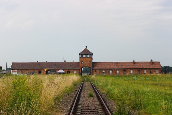 Zum morgigen (27. Januar) internationalen Tag des Gedenkens an die Opfer des Holocaust lädt Landeshauptmann Kompatscher dazu ein, die Werte der Menschlichkeit hochzuhalten.&nbsp;Im Bild das ehemalige Lager Auschwitz in Polen (Foto: Unsplash)