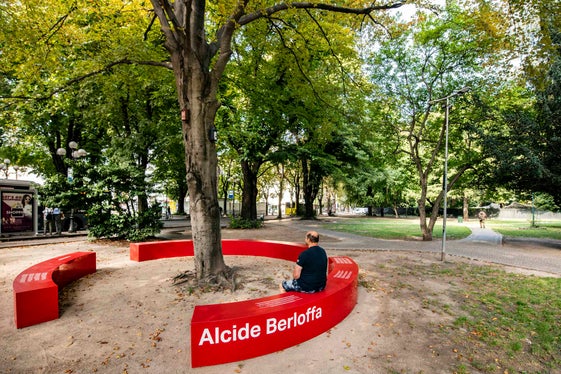 Die Gemeinde Bozen hat den Park gegenüber des Bahnhofs nach Alcide Berloffa benannt und die Installation zu Berloffas Wirken in Auftrag gegeben. (Foto: LPA/Ivo Corrà)