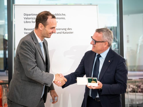 Il presidente di WaltherPark S.p.A Thibault Chavanat consegna all'assessore provinciale Christian Bianchi le chiavi con il logo di WaltherPark. (Foto: USP/Fabio Brucculeri)