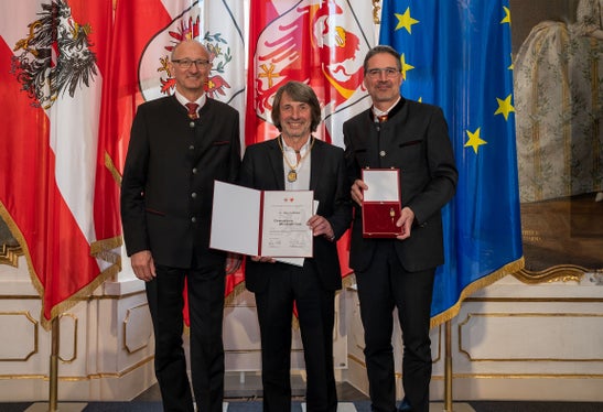 Für seine Verdienste in der Medizin und dabei vor allem in der Neugeborenenmedizin wurde heute auch Hubert Messner geehrt. (Foto: LPA)