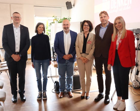 Beim Tag der Hauswirtschaft an der Fachschule für Hauswirtschaft und Ernährung Tisens (von links): Peter Prieth, Ulrike Vedovelli, Martin Unterer, Christine Holzner, Christian Fischer, Martina Gögele (Foto: LPA/Fachschule für Hauswirtschaft und Ernährung Tisens)