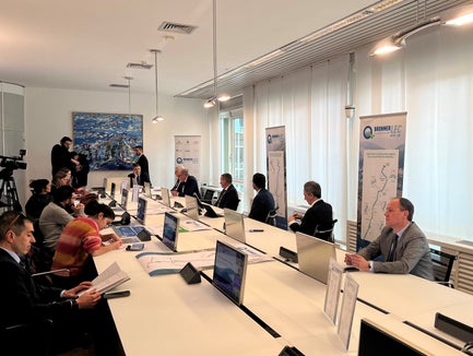 Das Projekt BrennerLEC zur dynamischen Geschwindikeitsreduzierung auf der Brennerautobahn geht in die nächste Runde: Umweltlandesrat Vettorato (1. v. r.) war bei der Vorstellung der Ergebnisse der ersten Phase des Projekts in Trient mit dabei. (Foto: LPA)