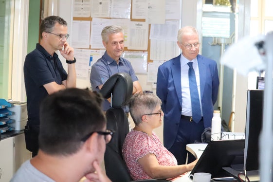 Wie es in diesen Tagen auf Südtirols Straßen aussehe, erkundigte sich Regierungskommissär Vito Cusumano (im Bild ganz rechts) in der Landesverkehrsmeldezentrale bei Barbara Vidot und Manuel Scotellaro (im Bildvordergrund); im Bild stehend von links Verkehrsmeldezentrale-Koordinator Markus Rauch und stellvertretender Agenturdirektor Willigis Gallmetzer. (Foto: LPA/Maja Clara)