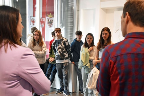 L'assessora alla Sicurezza del Tirolo Astrid Mair (a sinistra) e il responsabile del Servizio di allerta valanghe Patrick Nairz (a destra) hanno inaugurato le prime Giornate informative sulle valanghe presso l'Infopoint Euregio a Innsbruck (Foto: Land Tirolo)