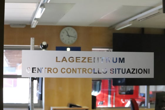 Im bei der Berufsfeuerwehr in der Agentur für Bevölkerungsschutz angesiedelten Landeslagezentrum laufen bei einem Ereignisfall alle Fäden zusammen. (Foto: Agentur für Bevölkerungsschutz/Maja Clara)