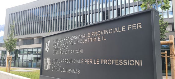 La nuova sede vanta una superficie utile di 5.938 metri quadrati, realizzata con un investimento complessivo di circa 32 milioni di euro e potrà accogliere complessivamente circa 280 studenti e studentesse: 200 della scuola “G. Marconi” e 80 della scuola “E. Lévinas”. (Foto: USP/Thomas Laconi)