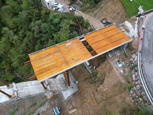 Die Montage der neuen Brücke beim Schloss Eschenlohe auf der Landesstraße im Ultental geht flott voran; über drei Viertel des Stahlbaus sind bereits errichtet. (Foto: LPA/DNA)