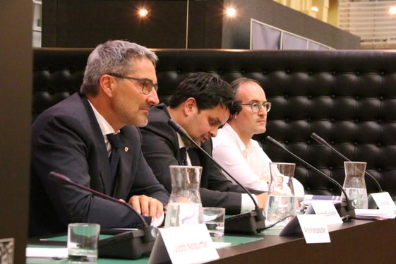 L'Alto Adige vuole garantire o riconquistare l'autonomia del settore del volontariato in diversi modi: influenzando la legislazione statale e con propri regolamenti attuativi. Lo hanno riferito oggi alle organizzazioni di volontariato (da sinistra) il presidente Kompatscher, il senatore Durnwalder e il direttore del DZE Seitz (Foto: ASP/Andreas Elsler).