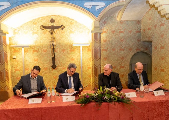Klausens Bürgermeister Peter Gasser (l.), Landeshauptmann Arno Kompatscher (2. v. l.) und Franz Kripp, Verwalter von Kloster Säben (ganz l.) unterzeichneten die Vereinbarung im Walthersaal in Klausen. Bischof Ivo Muser setzte den Sichtvermerk des Diözesanordinarius unter das Dokument. (Foto: LPA/Konrad Faltner)