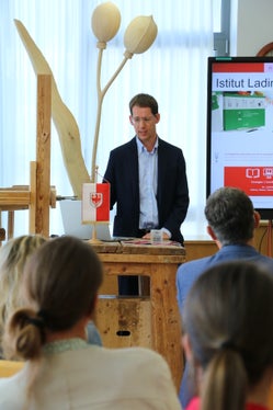 L'istituto culturale ladino Micura de Rü ha pubblicato altri dizionari, aggiunto grammatiche, creato programmi di correzione e organizzato corsi di lingua, ha riferito il direttore reggente Jürgen Runggaldier.  (Foto: ASP/Ingo Dejaco) 