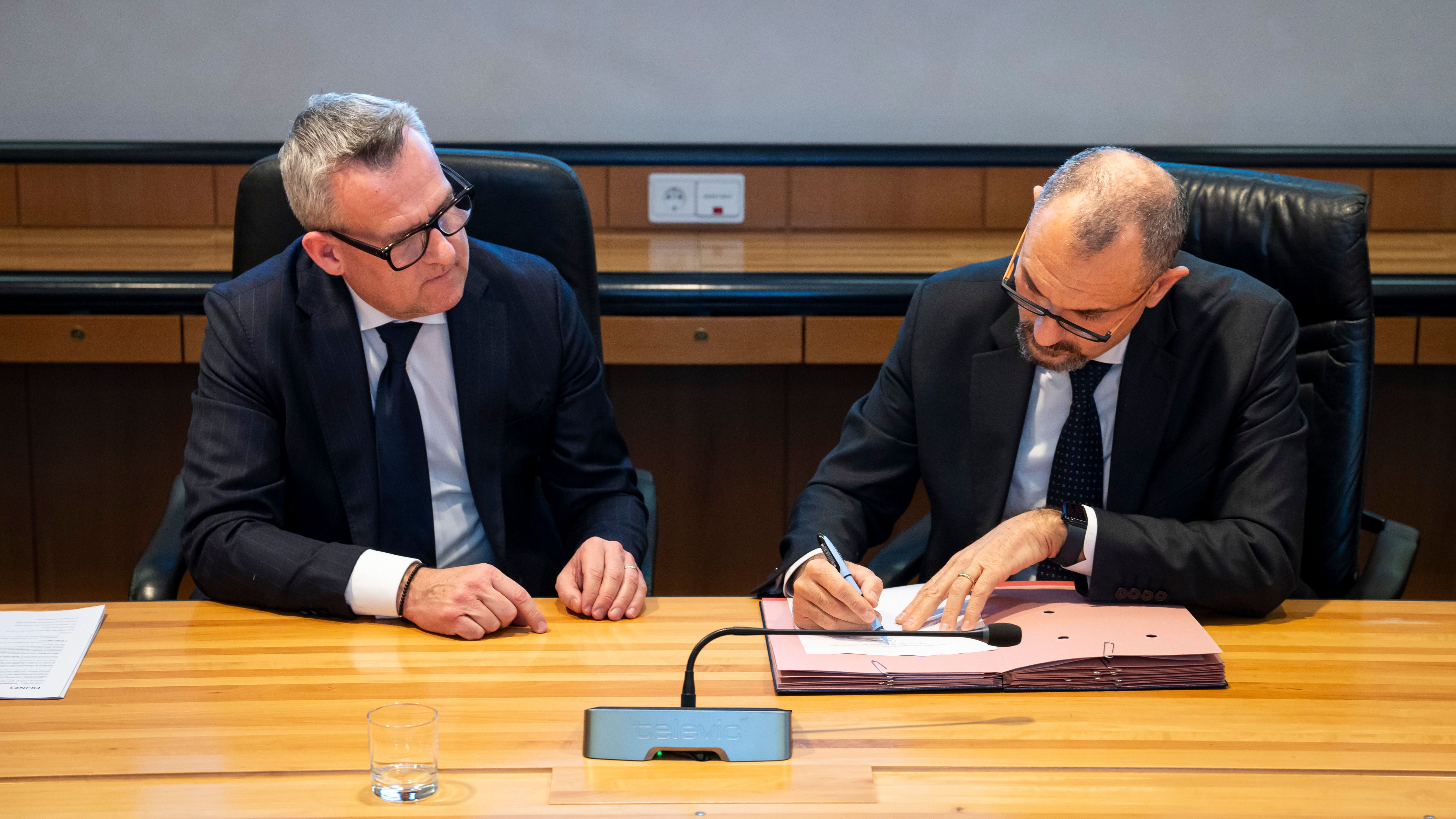 Landesrat Christian Bianchi (links im Bild) und Vincenzo Fera, der NISF-Verantwortliche für Vermögen, haben am 17. Dezember die Unterschrift unter einen Kaufvertrag gesetzt, mit dem mehrere Immobilien im Bereich des Siegesplatzes an das Land Südtirol übergehen. (Foto: LPA/Fabio Brucculeri)