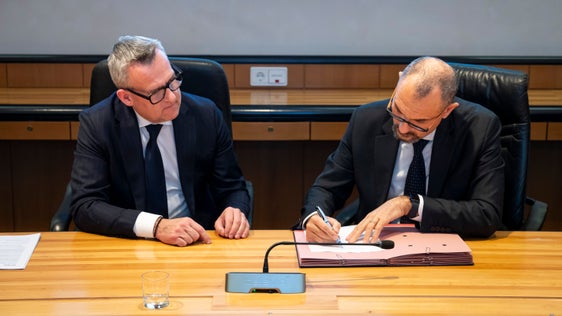 Landesrat Christian Bianchi (links im Bild) und Vincenzo Fera, der NISF-Verantwortliche für Vermögen, haben am 17. Dezember die Unterschrift unter einen Kaufvertrag gesetzt, mit dem mehrere Immobilien im Bereich des Siegesplatzes an das Land Südtirol übergehen. (Foto: LPA/Fabio Brucculeri)